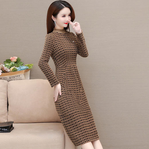 QYM-HSY-I22C721-Y 加厚貂绒连衣裙时尚新款针织连衣裙仿貂绒中长款打底保暖A字裙 商品图1