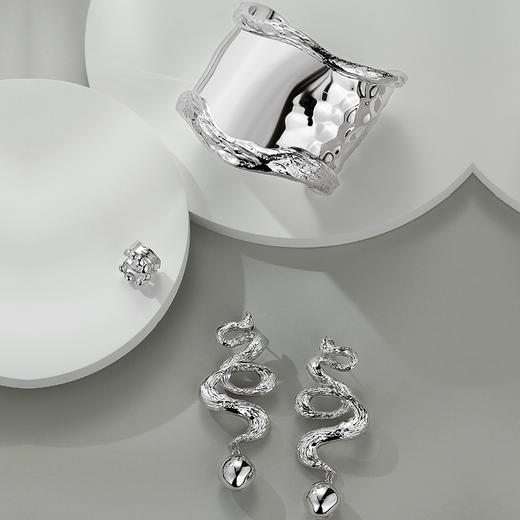 【范冰冰&薛凯琪&迪丽热巴&谭维维&吉克隽逸&刘惜君&辛芷蕾&姚晓棠&李佳薇&喻言同款】Retro Chic 意大利复古创意饰品  银色海浪手镯 商品图1