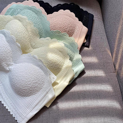 <曾小咸推荐>巨折清仓秒杀，稀有现货24小时发【仅限今日】 【贴身衣物不退不换】抹胸内衣无肩带大胸显小防走光防滑文胸一体隐形美背潮 商品图1