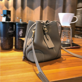 妙迪itamood真皮  软皮单肩斜挎包   包头层牛皮    抽绳水桶包女