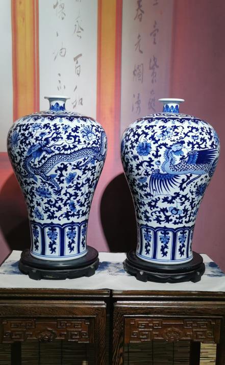 手绘青花龙凤梅瓶​ 商品图0