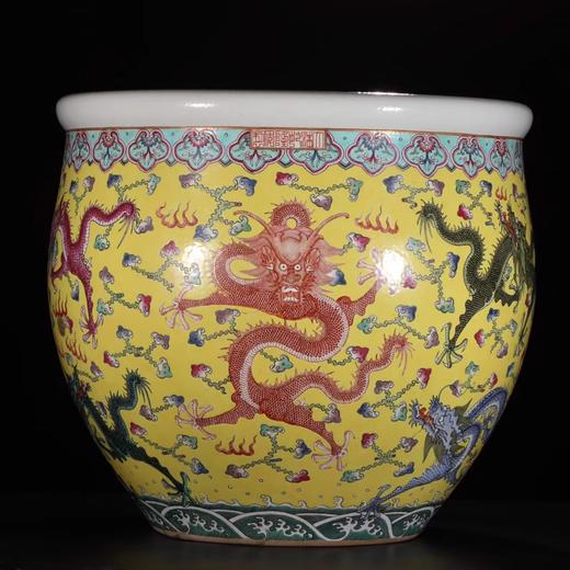 大清乾隆年制款 黄地粉彩描金九龙海水纹大缸 商品图0