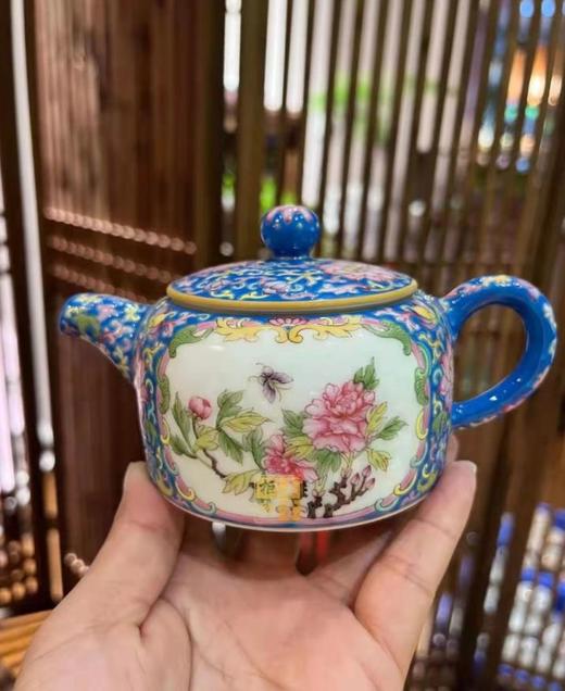 重工珐琅彩蓝地开窗花鸟壶 商品图0