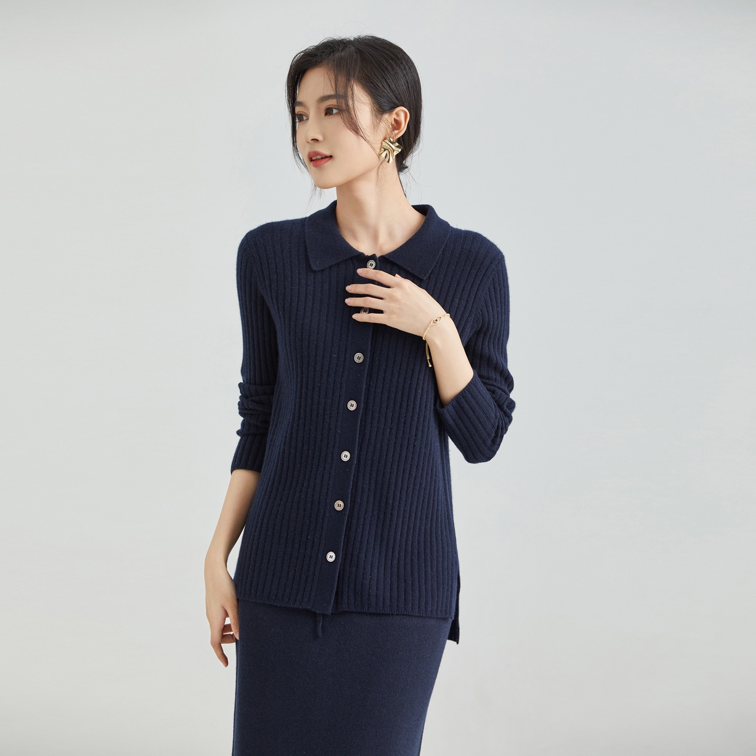 东黎 • 小山羊绒女士秋冬翻领抽条长袖衬衣 2095