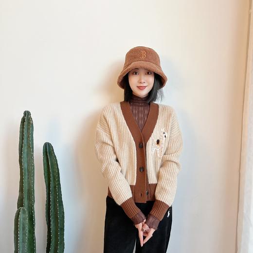 法式山羊绒慵懒风 V领单排扣胸前立体手钩卡通图案撞色毛针织衫秋 商品图4