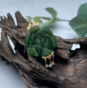 18K碧玉吊坠-爱心扣牡丹花流苏