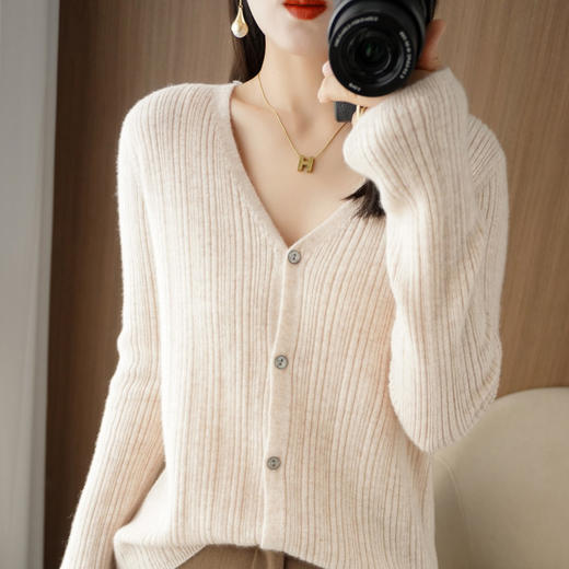 QHJY-JY22187简约V领针织开衫式毛衣外套韩版纯色坑条外搭毛衫 商品图5