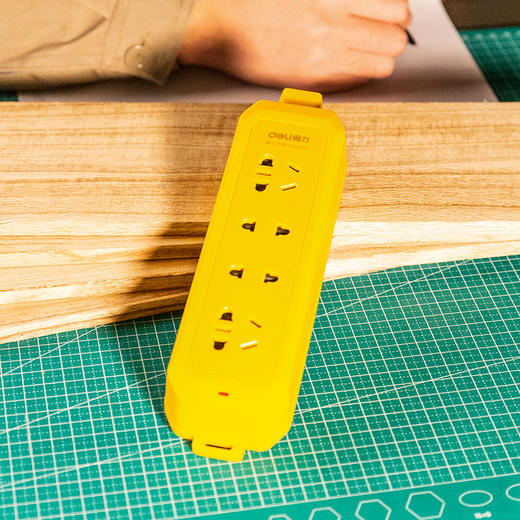 得力T18299无线电源插座2+2组合孔(黄) 商品图1