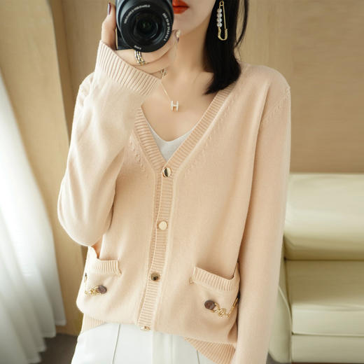 QHJY-JY2247女装V领开衫 纯色长袖时尚针织女开衫外套女 商品图3