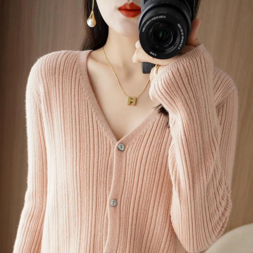 QHJY-JY22187简约V领针织开衫式毛衣外套韩版纯色坑条外搭毛衫 商品图2