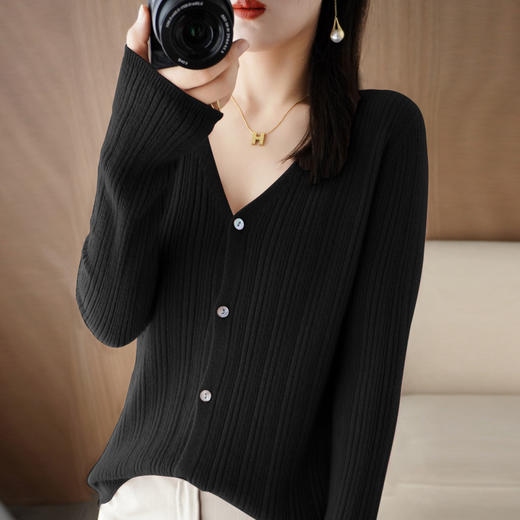 QHJY-JY22187简约V领针织开衫式毛衣外套韩版纯色坑条外搭毛衫 商品图7