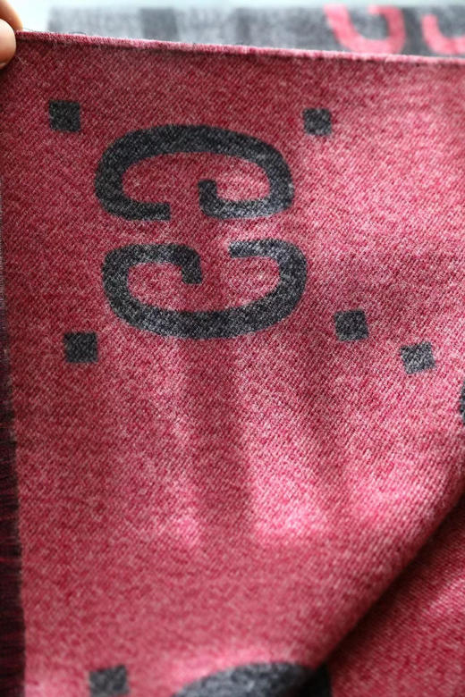 Gucci新款灰粉色围巾 商品图7