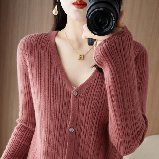 QHJY-JY22187简约V领针织开衫式毛衣外套韩版纯色坑条外搭毛衫 商品图1