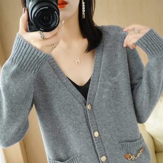 QHJY-JY2247女装V领开衫 纯色长袖时尚针织女开衫外套女 商品图2