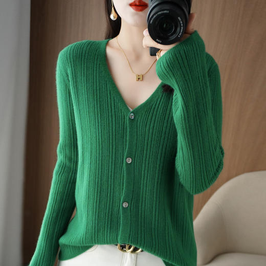QHJY-JY22187简约V领针织开衫式毛衣外套韩版纯色坑条外搭毛衫 商品图6