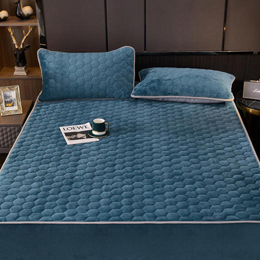 【喜佳柔温感牛奶绒夹棉床笠】360°包裹高弹松紧带牢牢包裹住床垫亲肤牛奶绒面、细腻柔软三层结构蓄热立体高弹松紧带不移位6D羽丝棉填充内外双重保暖力透气又保暖适用于多种床垫 商品图1