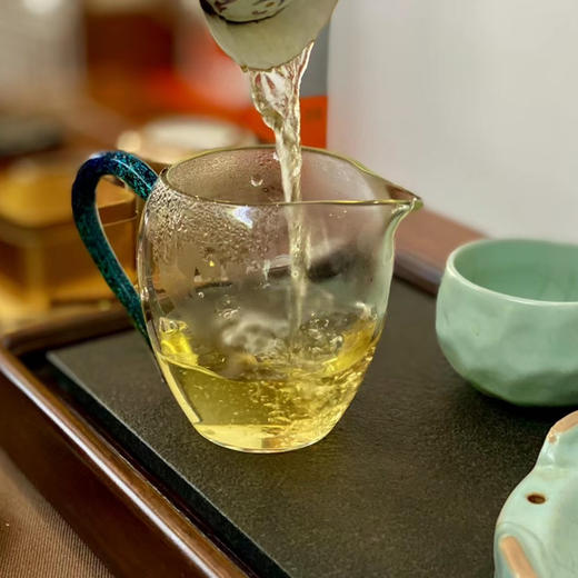 乌龙茶｜凤凰单丛【乌岽宋种】单丛，享有“可以喝的东方香水”之美称，香胜幽兰，味比醍醐，甘之如饴，回味无穷，色香味形韵皆是喜欢的感觉，精致罐装，净含量：100克，轻奢健康之饮，礼赠商务自饮佳品。 商品图3