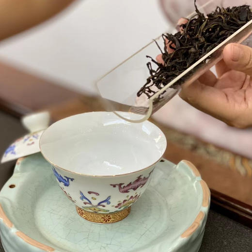 乌龙茶｜凤凰单丛【乌岽宋种】单丛，享有“可以喝的东方香水”之美称，香胜幽兰，味比醍醐，甘之如饴，回味无穷，色香味形韵皆是喜欢的感觉，精致罐装，净含量：100克，轻奢健康之饮，礼赠商务自饮佳品。 商品图2