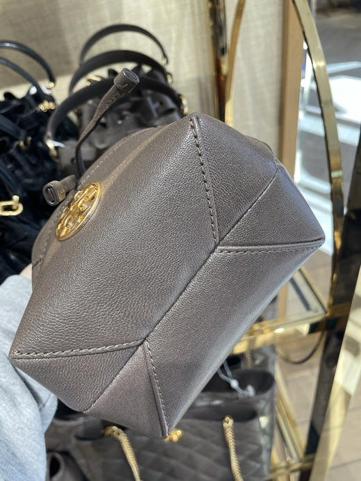 历史低价¥1699！TB willa小香风小号水桶， 大象灰🐘包身轻盈容量大！！皮质软糯又耐磨抗造！ 商品图2