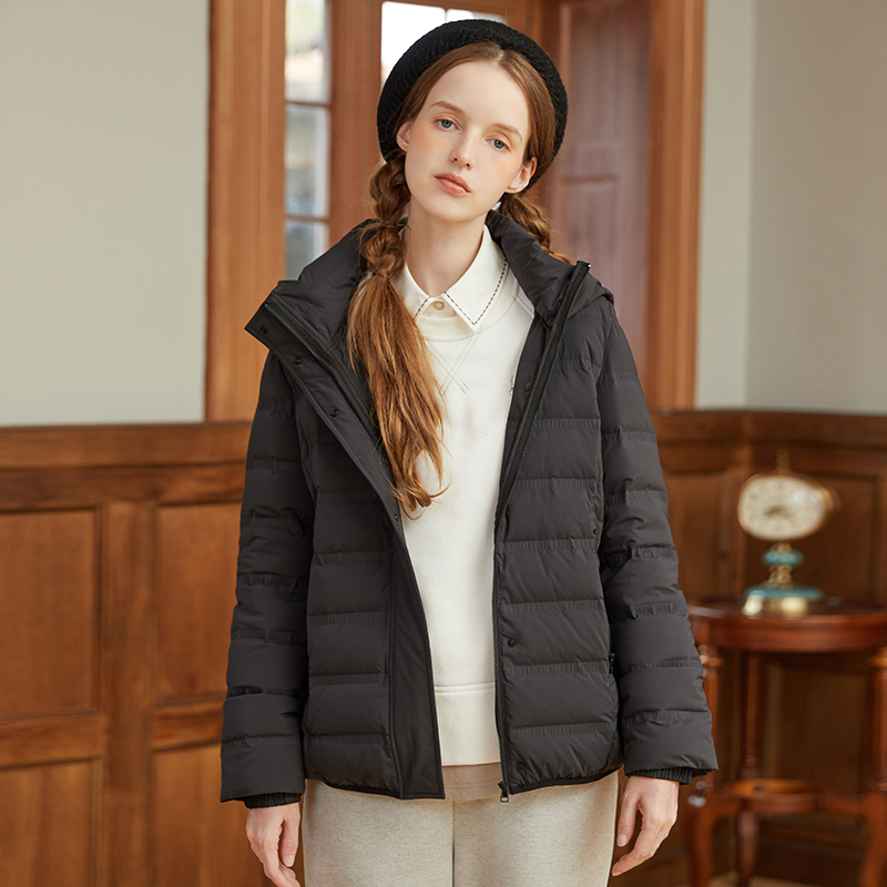 Famecoco范可儿短款轻薄羽绒服帽衫减龄时尚黑色显瘦外套F228AJ006