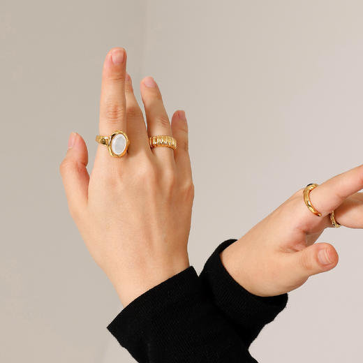 精致复古感 SOFT ROOM 流光刻纹戒指金 商品图3