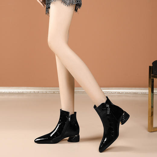 OLD-QWT1003aa时尚漆皮尖头粗跟中跟短靴 商品图2