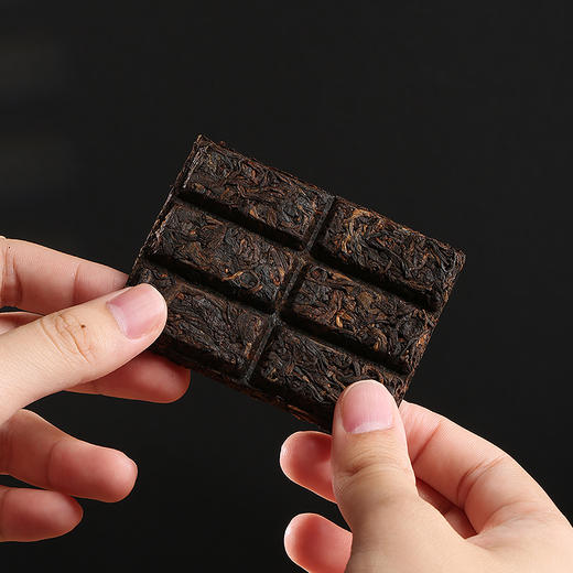 压箱底 寸金砖 班章老树头春普洱熟茶 普洱砖茶 礼盒装 144g 商品图4