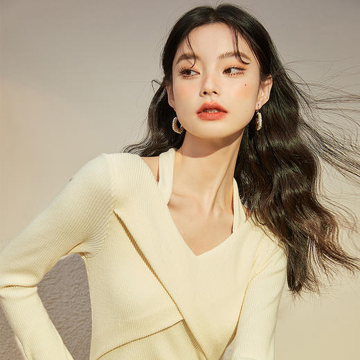 西遇纯欲长袖连衣裙女新款挂脖针织小黑裙V2021737 商品图2