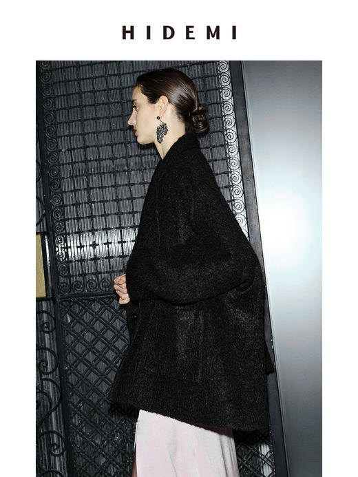 HIDEMI 节日系列羊驼毛长绒拉毛翻领口袋大廓形大衣 黑色/燕麦色 商品图12