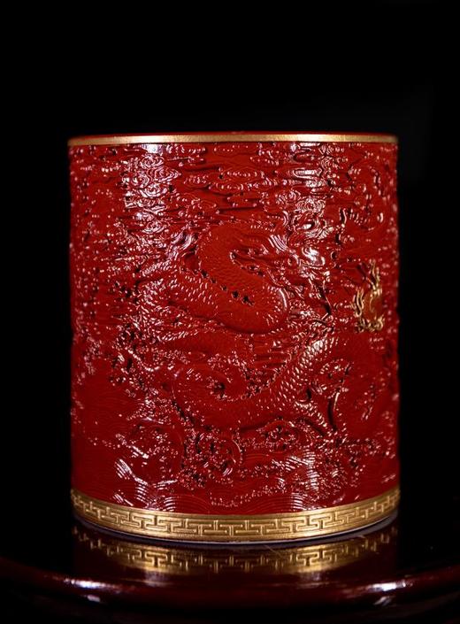 矾红雕刻龙纹笔筒 商品图0