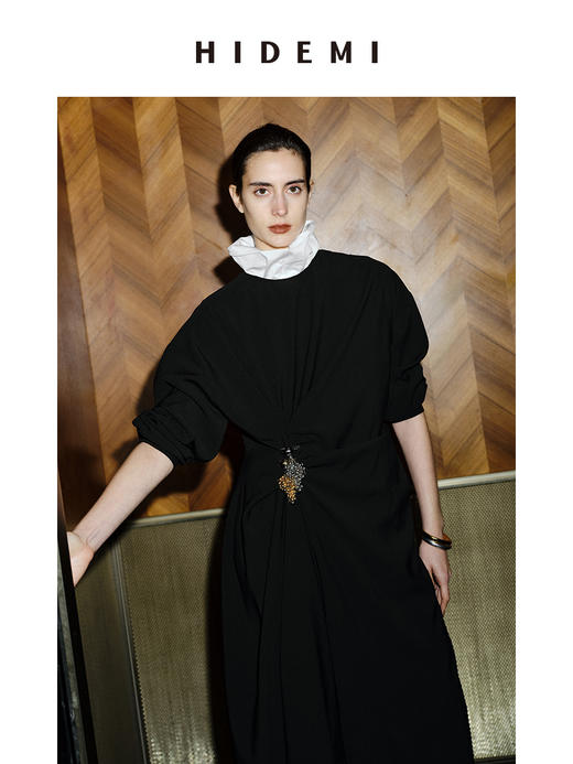 HIDEMI 节日系列褶皱不对称设计感黑色显瘦连衣裙 商品图2