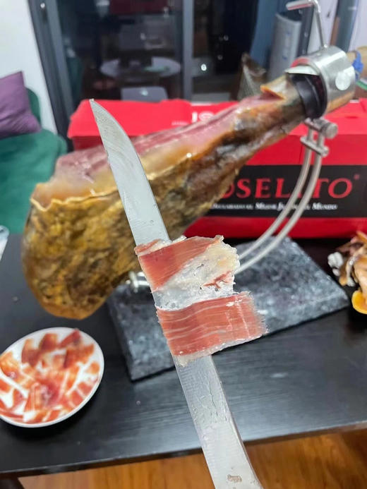 宴会之王［小何塞火腿Joselito］西班牙‮腿火‬界的‮的劳‬斯莱斯。伊‮利比‬亚100%橡木‮后果‬腿 窖藏60个月 ，每一片里脊肉都带着大理石般的花纹，油脂适中，肉质均匀且紧密，精选黑猪后腿❗ 商品图2