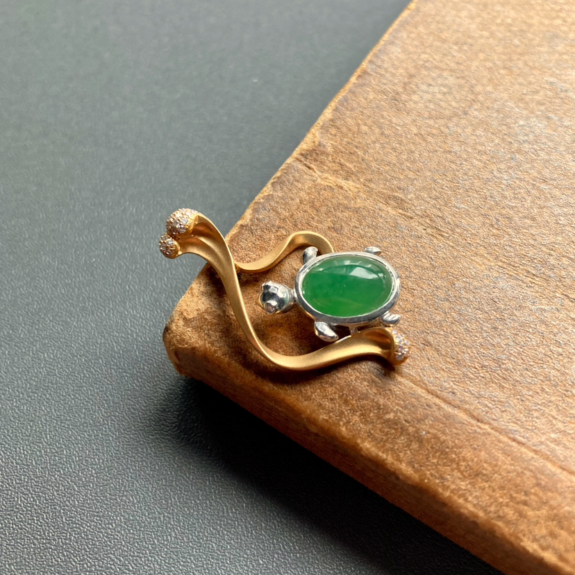 冰种阳绿翡翠蛋面艺术吊坠18k黄金钻石镶嵌