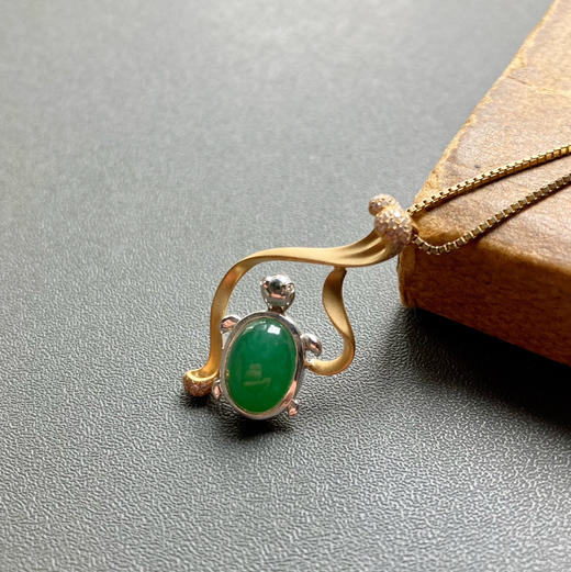 冰种阳绿翡翠蛋面艺术吊坠18k黄金钻石镶嵌 商品图8