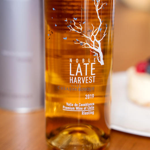 智利CASAS DEL BOSQUE晚收贵腐甜白葡萄酒375ml（单支圆筒礼盒装） 商品图2