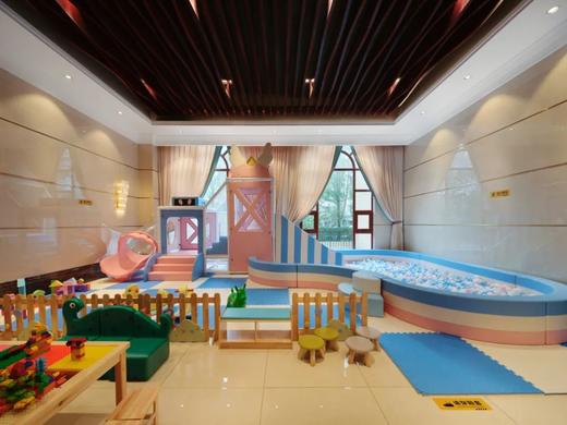 【峨眉山橘子树温泉度假酒店】汤泉、恒温泳池，奢享更高品质！399元享门市价1398元A套餐私汤汤泉房四选一！豪华住宿+自助早餐+儿童乐园+温泉/泡汤+恒温泳池+汗蒸+健身房+高铁接送！ 商品图3