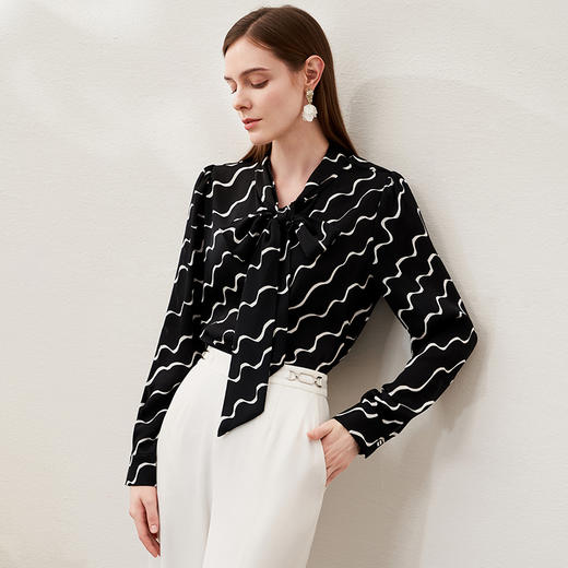 EITIE爱特爱春季新款洋气复古飘带斑马印花显瘦衬衫女上衣6909602 商品图3