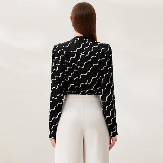 EITIE爱特爱春季新款洋气复古飘带斑马印花显瘦衬衫女上衣6909602 商品图4