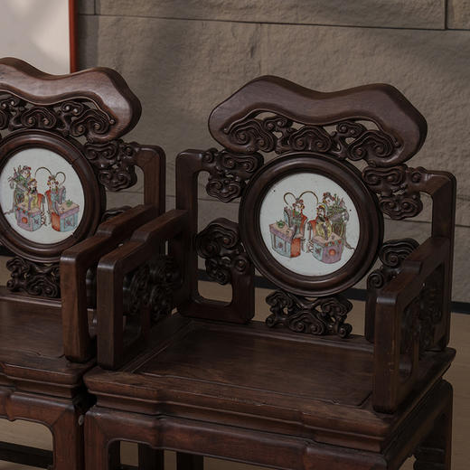 清 红木透雕灵芝纹嵌粉彩戏曲人物瓷板扶手椅（一对） 商品图3
