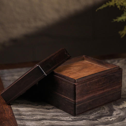 二十世纪 紫檀镶黄花梨雕一路连科双层盖盒 商品图3