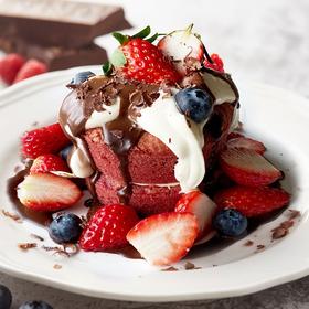 草莓巧克力红丝绒松饼 Strawberry Chocolate Red Velvet Pancake
