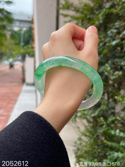 2052612，冰飘翠手镯，圈口57.6。具体价格微信咨询 商品图5