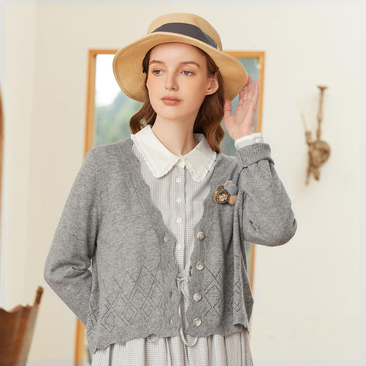 Famecoco范可儿V领针织开衫外套女春秋款短款镂空羊毛衫 商品图3