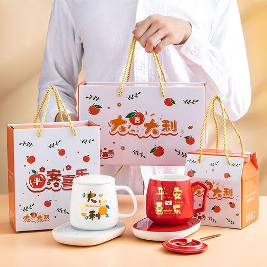 【新年限定❗️55度恒温礼盒套装】不烫嘴， 加热底座不挑杯具，牛奶盒、奶和瓶子随手加热❗️蛇年春节保暖保温杯垫+杯子+勺子+杯盖，年货陶瓷马克杯礼品七夕伴手礼新年礼盒年货礼盒 商品图0