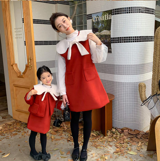 一起玩亲子装 冬季新年款母女装呢子大衣套蝴蝶结领呢子三件套 商品图0