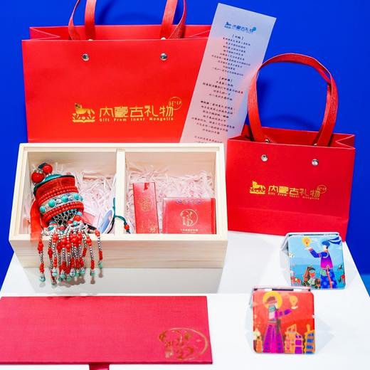 【下单有赠品】颜出彩—至臻沁润口红&口红文创礼盒&皮雕牛奶柔肤护手霜 商品图4