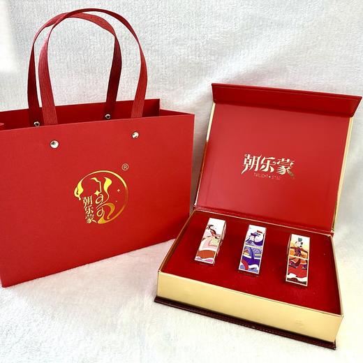 【下单有赠品】颜出彩—至臻沁润口红&口红文创礼盒&皮雕牛奶柔肤护手霜 商品图1