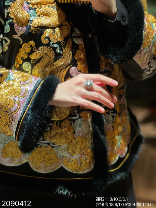 2090412，玻璃蛋面戒指，圈口13.5。具体价格微信咨询 商品图4