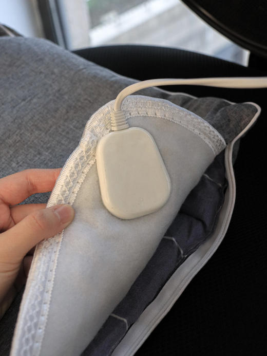 年后发！养生少女必备！凯速艾绒坐垫甄选伏牛艾绒填充，厚实饱满含绒量足。可拆卸水洗舒适透气外罩，智能电加热片时刻暖暖的，古法艾灸和科技的完美结合！ 商品图10