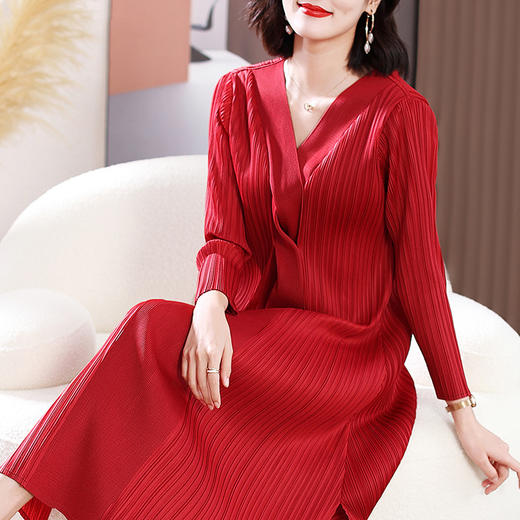 XSL-E4191 高端褶皱气质V领连衣裙2023春装新款时尚妈妈装显瘦胖mm大码女装 商品图1